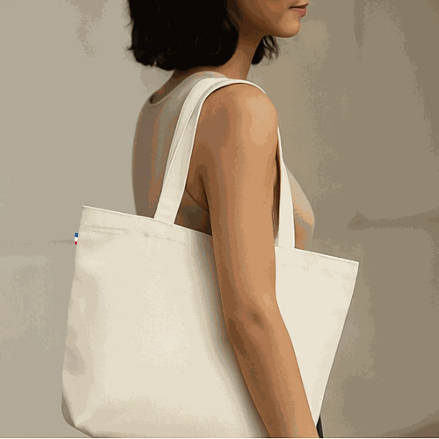 Sac Cabas en Coton Bio GOTS blanc, grand format, durable et écologique, porté sur l'épaule par une femme, fabriqué en France