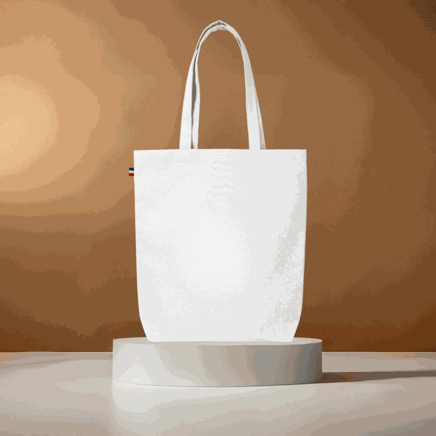 Sac cabas en coton recyclé avec soufflet de fond, fabriqué en France, posé sur une surface naturelle avec des accessoires du quotidien

