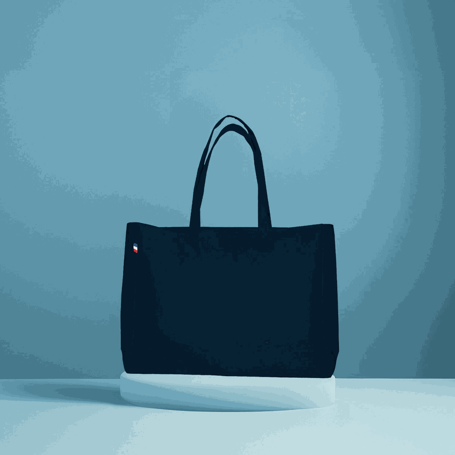 Sac cabas en coton avec soufflet total, modèle beige posé debout sur un fond neutre – grand format élégant fabriqué en France.