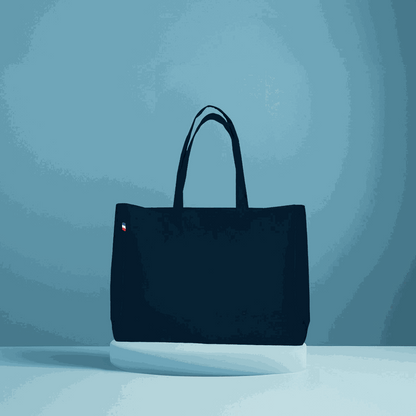 Sac cabas en coton avec soufflet total, modèle beige posé debout sur un fond neutre – grand format élégant fabriqué en France.