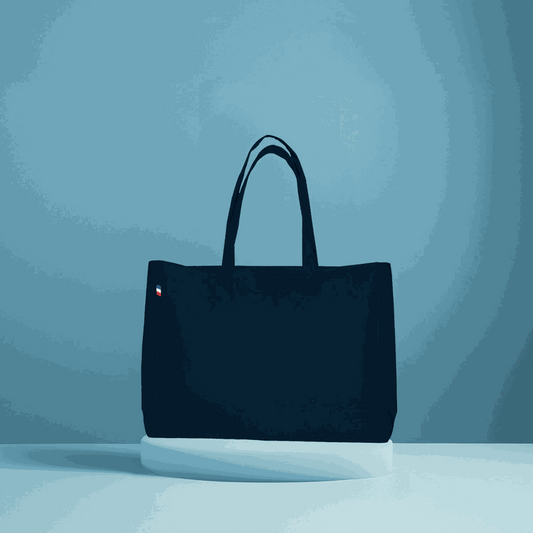 Sac cabas en coton avec soufflet total, modèle beige posé debout sur un fond neutre – grand format élégant fabriqué en France.